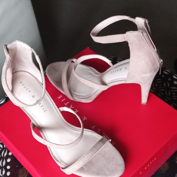 Kelly and Katie Courtnee Sandal - Picture 1 of 8